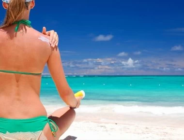 Πόσο αντηλιακό πρέπει να βάζουμε σε κάθε σημείο του σώματος – Δείτε το κόλπο